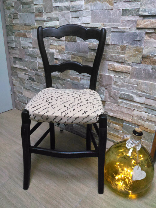 relooking meubles Ancienne chaise relooké noir patiné avec son tissus déhoussable "écriture" le mans sarthe