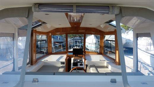 Helmstand and large foldable table in the cockpit