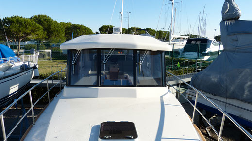 Asymmetrical deckhouse with wide passage on the starboard side