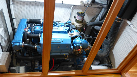 Fuel efficient marine engine under the cockpit, like it is common in a center cockpit yacht