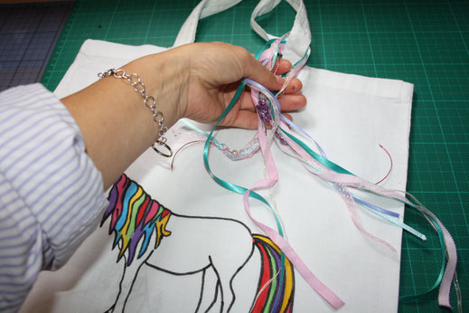 Caballo Couture; Einhorn; DIY; Kinder; Bastelidee Kinder; Upcycling; Fantasie; Phantasie; Bastelanleitung; T-Shirt bemalen; Unicorn; Kinderfreizeit; Ferienfreizeit; Kindermode