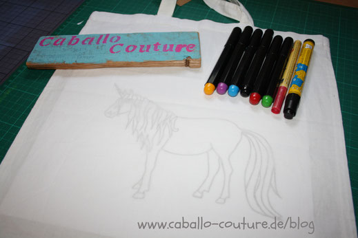 Caballo Couture; Einhorn; DIY; Kinder; Bastelidee Kinder; Upcycling; Fantasie; Phantasie; Bastelanleitung; T-Shirt bemalen; Unicorn; Kinderfreizeit; Ferienfreizeit; Kindermode