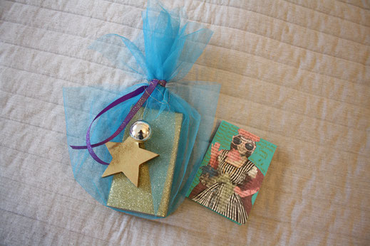 Weihnachtskarten selber machen; Idee upcycling Buch, Karten aus alten Buchseiten, Caballo Couture, Bastelidee Weihnachten, Karten selber basteln, Glückwunschkarten selber machen