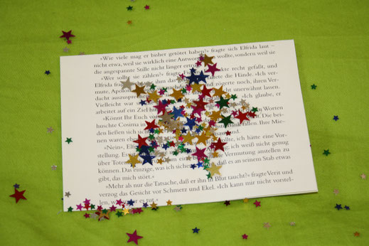 Weihnachtskarten selber machen; Idee upcycling Buch, Karten aus alten Buchseiten, Caballo Couture, Bastelidee Weihnachten, Karten selber basteln, Glückwunschkarten selber machen