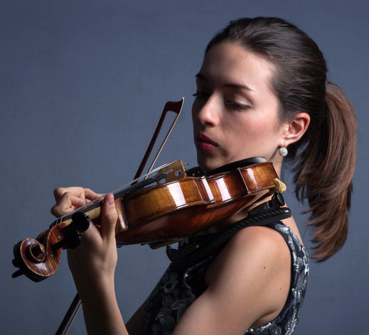 Laura Handler als Violinistin (Foto Brouczek) 