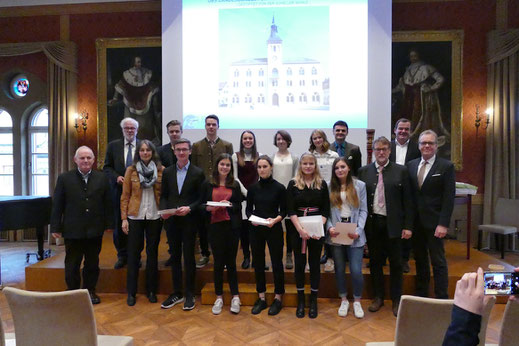  Der Naturschutzpreis 2018 wurde an 10 Schüler des Schyren-Gymnasiums verliehen.