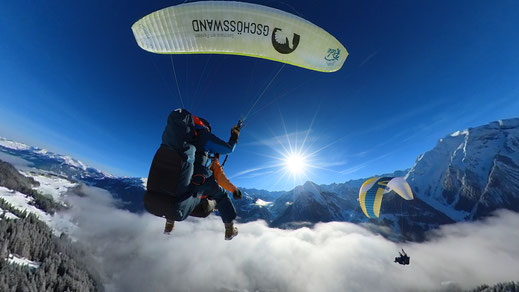 2 Paraglider im verschneiten Zillertal