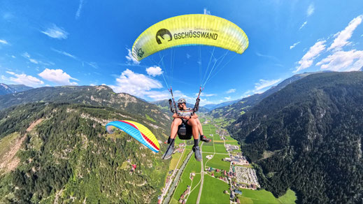 2 Paragleiter in den Bergen im Zillertal