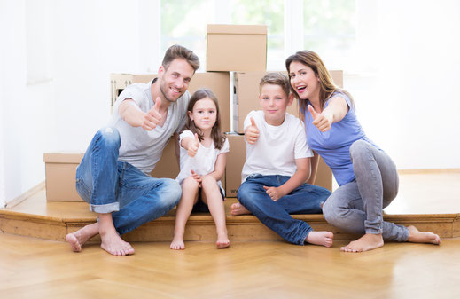 Glückliche neue Immobilienbesitzer