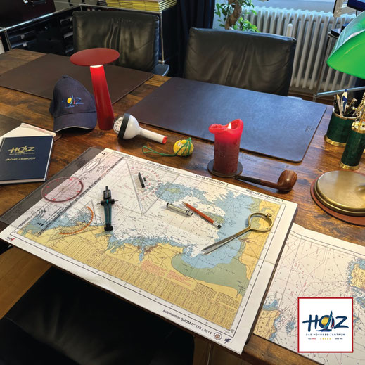 Kartenmaterial und Navigationsbesteck liegen vorbereitet auf dem Tisch – Hochseeschein-Ausbildung beim HOZ Hochseezentrum