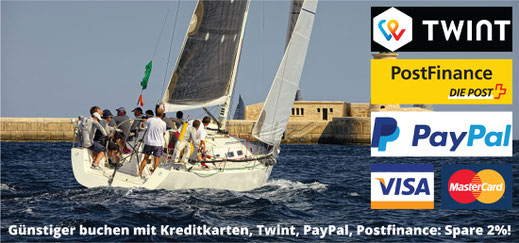 Yacht mit Crew verlässt unter vollen Tüchern die Marina. Die Zahlungsmittel Visa, Mastercard, Postfinance, Paypal und Twint sind mit ihren Logos integriert