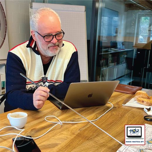 HOZ Coach Christoph Winterhalter bei einem interaktiven Online-Training mit NAKAD Nautical GPT für die Hochseeschein-Ausbildung am Laptop.