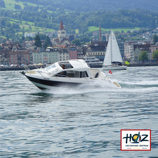 Motorboot-Ausbildung auf dem Bodensee | Praxisorientierte Motorbootkurse des HOZ Hochseezentrums mit einzigartiger Kulisse vor Schweizer Ufer.