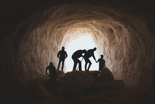 Eine Höhle mit Arbeitern als Symbol für Superversion für Einzelne und Gruppen