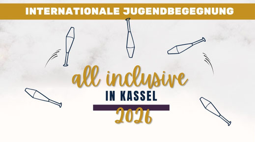 Ein junger Mann mit Downsyndrom steht auf einer Weltkugel und ist umringt von anderen jungen Menschen. Im Hintergrund ein Zirkuszelt.
