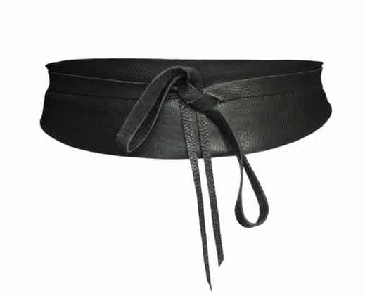Cette photo représente une ceinture kimono faite à la main, en cuir noir, sans couture.