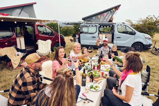 Kompanja Freunde und Familie beim Picknick im Grünen.