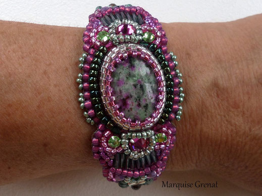 photo-bracelet-createur-porte-brode-de-perles-et-cristaux-autour-cabochon-ovale-rubis-zoisite-pierre-de-gemme-vert-fuchsia