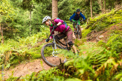 Personen welche den Trail bergab Mountainbiken
