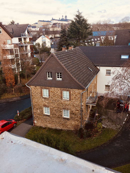 Das Wohnhaus wurde auch mit Bruchsteinen aus der Mauer von Schloss Bensberg erbaut - die Universität Köln untersuchte z.B. die großen Ecksteine, die demnach in der Schlossmauer fehlten. Im zweiten Weltkrieg wurde der Giebel zerstört und ersetzt.