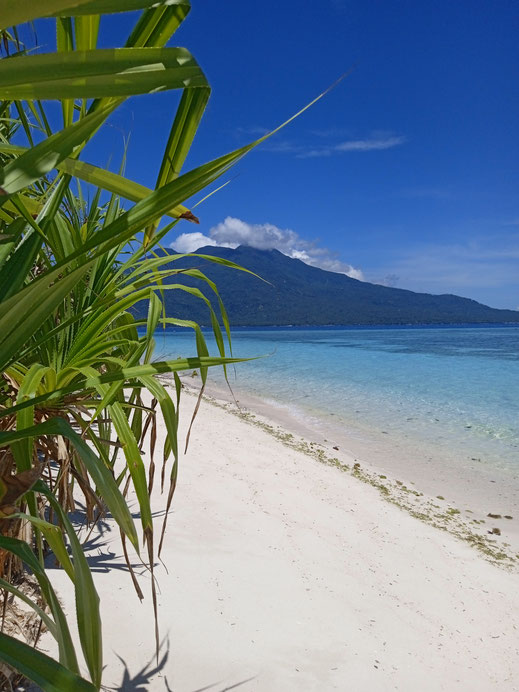 Mantigue Island, Camiguin, Philippines, white sand, crystal blue water, marine sanctuary, snorkeling, diving, 