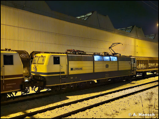 Die Firma SEL spendierte "Lorraine" einen ozeanblau-beigen Anstrich. Am Abend des 27.01.2026 erreicht die Lok gemeinsam mit 181 215-5 den Chemnitzer Hbf. mit einem leeren Containerzug (Handybild)