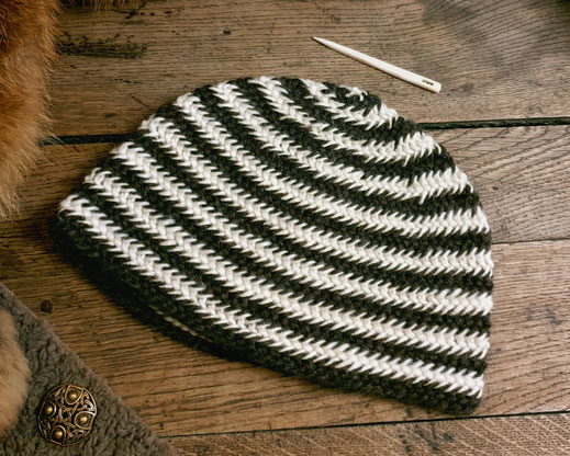Nalbinding Mütze aus 100% Schafswolle, naturfarben weiß und dunkelbraun, Oslostich spirale