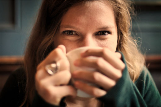 Junge Frau genießt glücklich ihren Kaffee - Rohrer Dorfstüberl