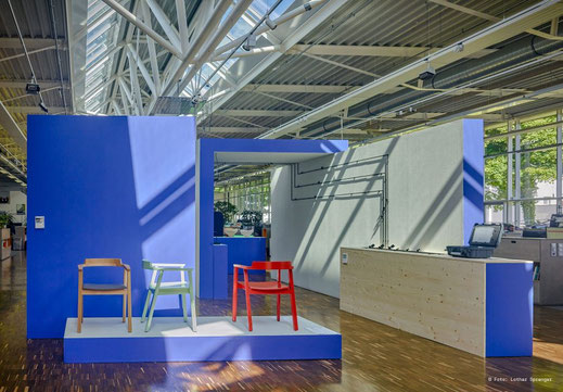 noord Stühle Eiche, Salbeigrün und rot in der Deutschen Werkstätten Galerie