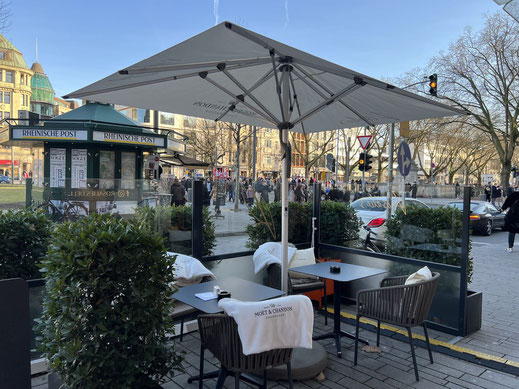 Windschutz gegen Lärm im Straßencafe