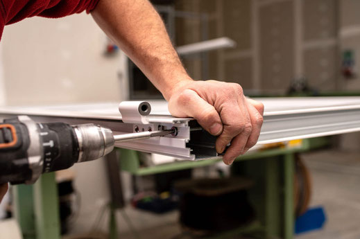 Präzise Bearbeitung der Aluminiumprofile für Windschutzwände und Systembohrungen für eine schnelle Montage vor Ort