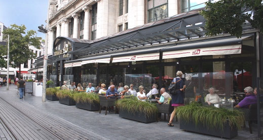 Windschutz Module auf Rollen  für eine geschützte Gäste-Zone in der Stadtgastronomie