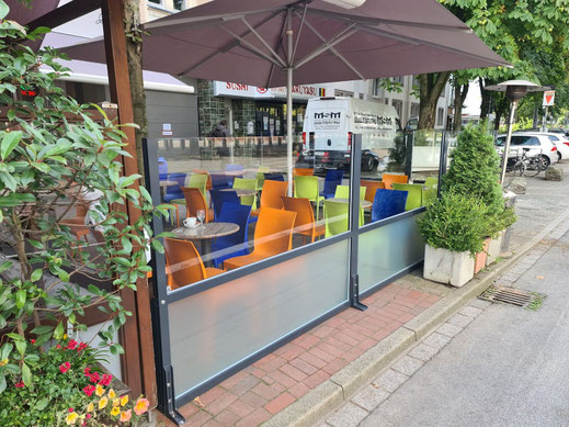 Effektiver Wind- und Sichtschutz mit Glaselementen für mehr Komfort auf der Restaurant-Terrasse