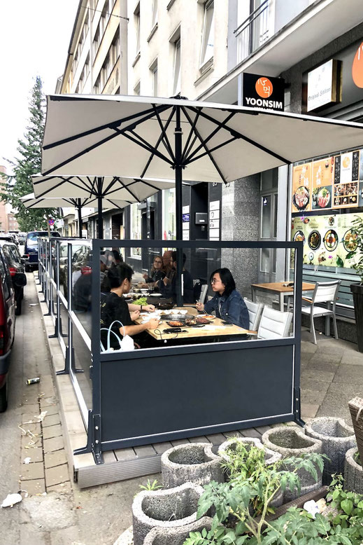 Windschutz-Anlage für Restaurant-Terrasse, bietet Schutz vor Wind sowie eine klarer Schutz gegenüber den Autos auf der Strasse 