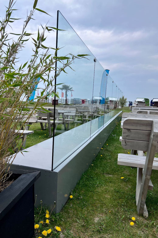 Windschutz Elemente für eine Terrasse in der Gastronomie  an der Nordsee