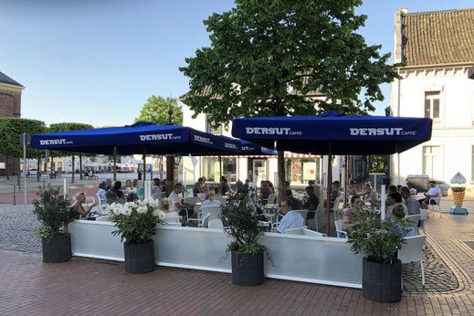 Windschutz-System für die Außengastronomie an einem Eiscafe, hochwertige Glasabtrennung für Restaurant-Terrassen