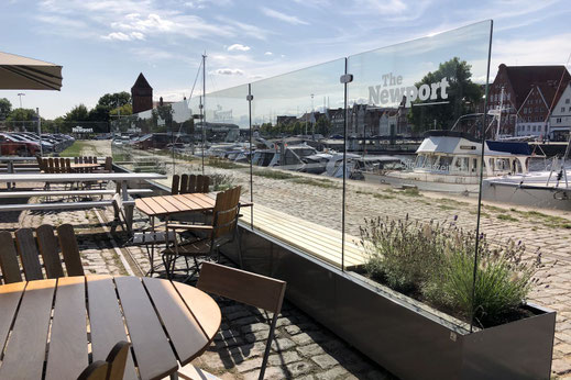 Windschutz im Hafen an einer Gastronomie Terrasse vom Restaurant im Hafen