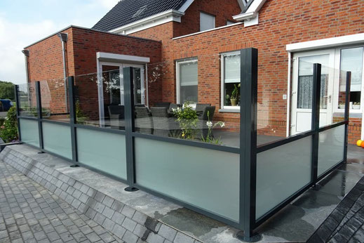 Private Terrasse mit Windschutz in anthrazit und satiniertem Glas  im Garten