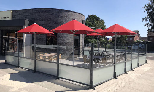 Moderne Windschutz-Anlage für Bäckerei-Außenterrasse, rahmenloses Glas-Design für ganztägigen Gastronomie-Betrieb