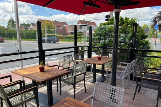Ein höhenverstellbares Windschutz-System aus Glas, das für eine flexible und komfortable Gastronomie auf Restaurant-Terrassen sorgt