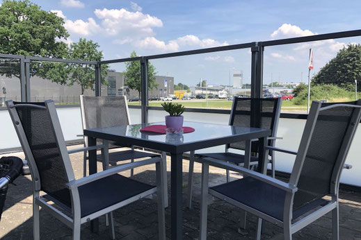 Windschutzwand aus stabilem Glas und Aluminium für die Terrasse