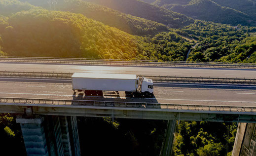 Lieferung einer Windschutzanlage per LKW mit einer Spedition