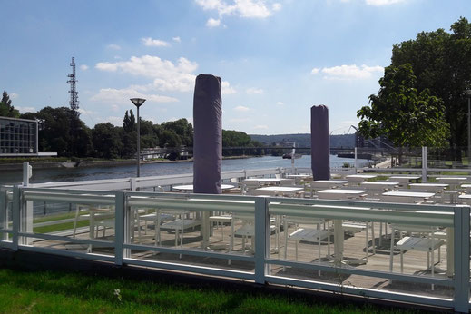 Windschutz-Anlage in der Außengastronomie am Wasser – eingefahrener Zustand für ein offenes Panorama-Gefühl bei schönem Wetter.
