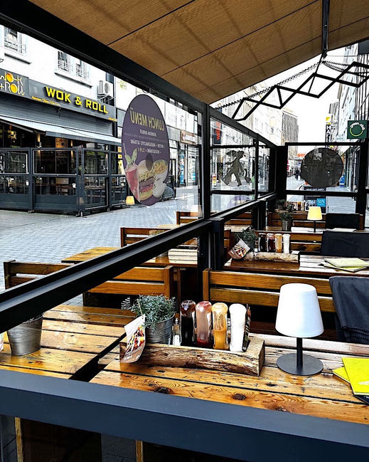 Höhenverstellbarer Windschutz für mehr Privatsphäre an einem Restaurant