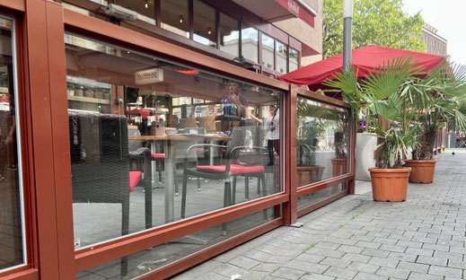 Der Windschutz im Straßencafé ist nach unten eingefahren