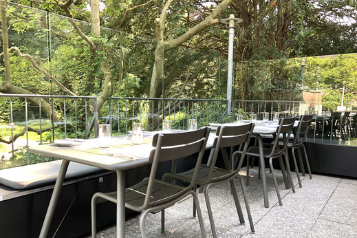 Gartenterrasse an einem Hotel mit einer Windschutzanlage