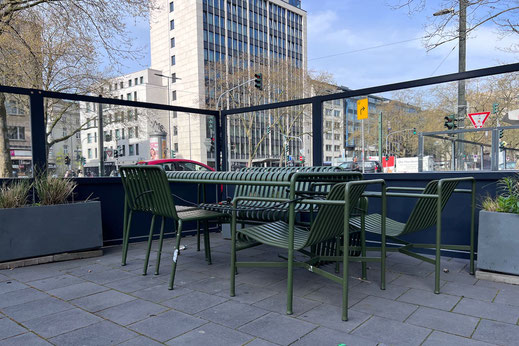 Terrasse mit Windschutzwand