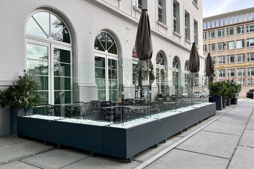 Windschutzsystem an einem Restaurant in der Innenstadt