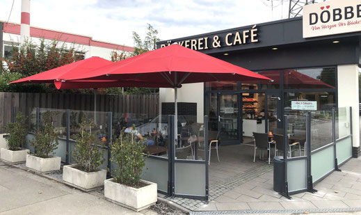 Windschutz-System für Bäckerei und Café, Schutz vor Wind und Aufwertung der Außenterrasse für ganztägigen Gastronomiebetrieb