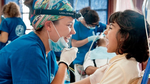 Dentistas Sobre Ruedas / Petra Refugee Camp - Greece